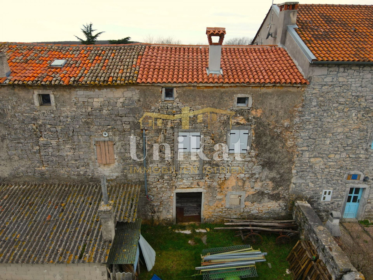 Casa in pietra vicino a Višnjan da completare